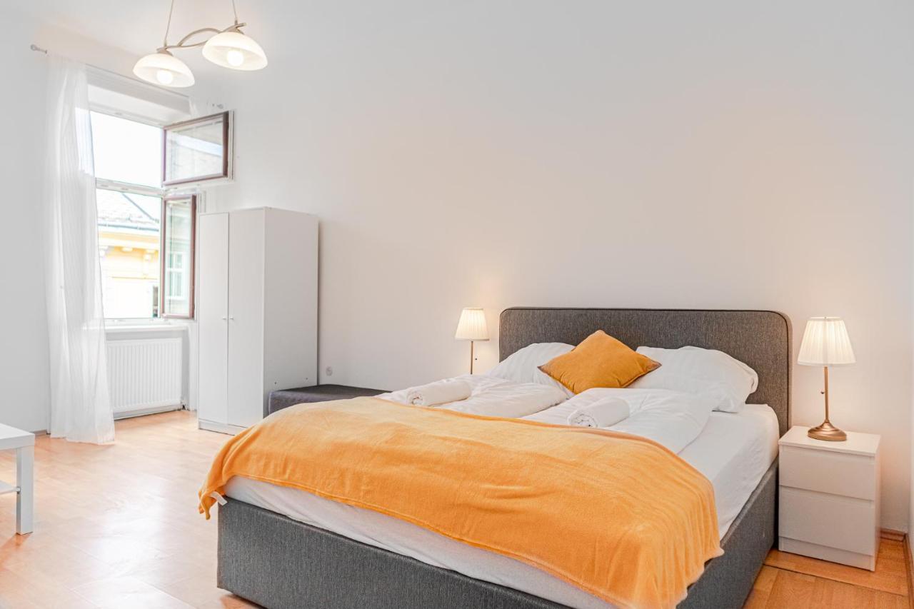 Apartment Pleasing 2br Apt. Akh-perfect For Groups